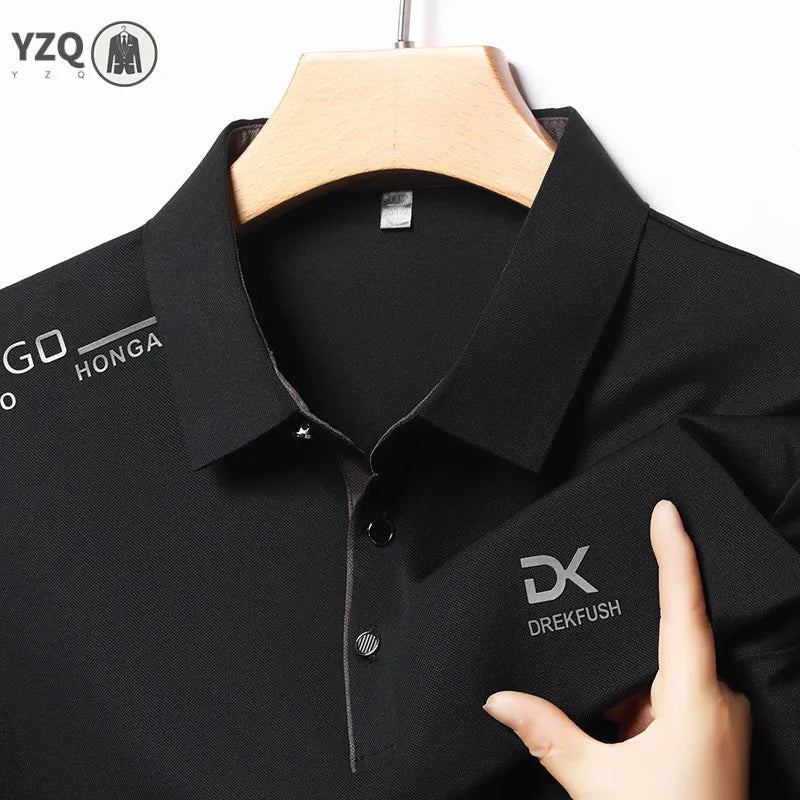 Camisa polo masculina casual de manga curta, cor sólida com emblema, moda respirável, confortável, versátil, top de negócios
