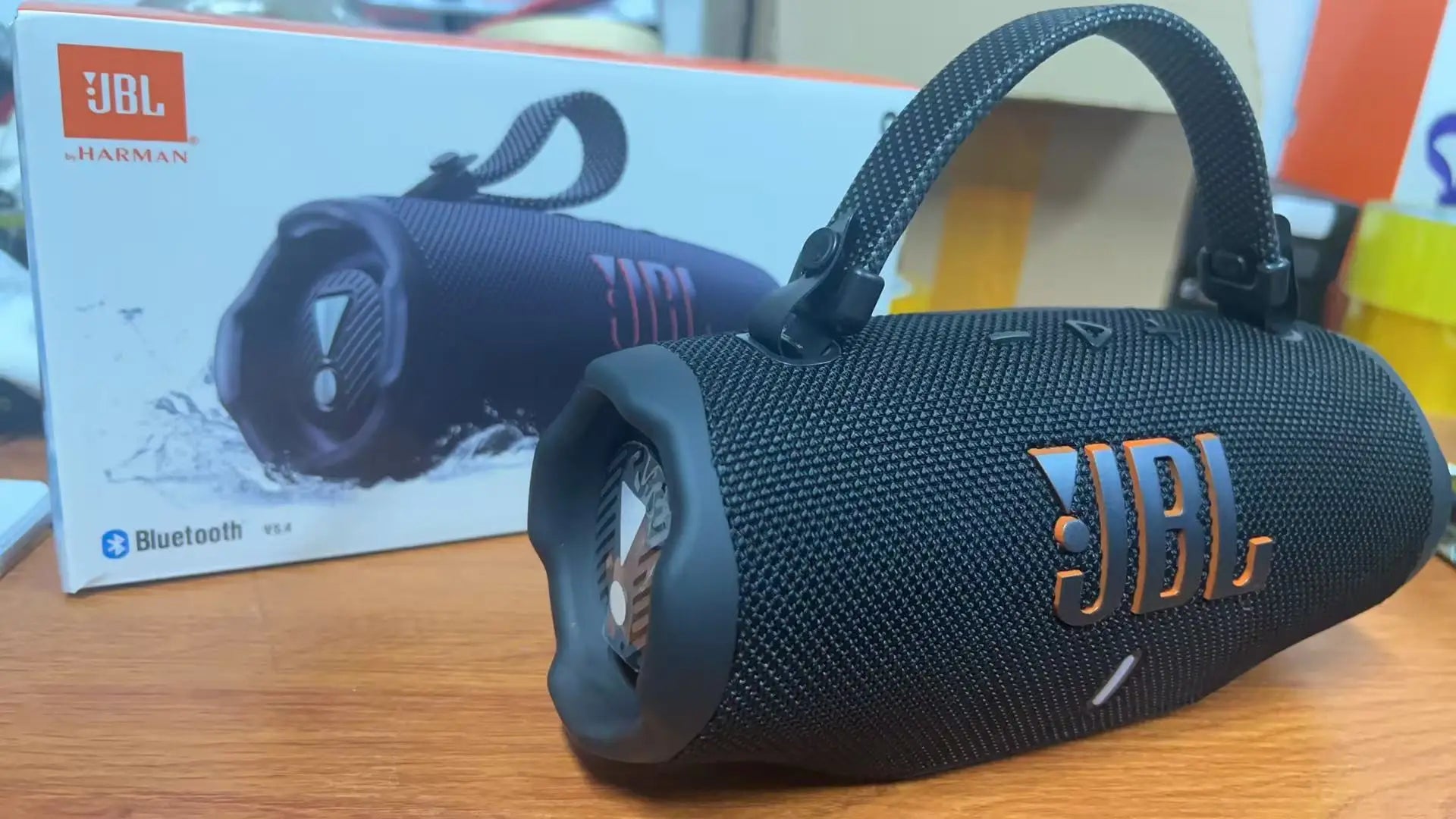 Caixa de Som Bluetooth Portátil JBL Charge 6 FLIP6 à Prova d'Água IPX7 com Som Estéreo e Tweeter Independente