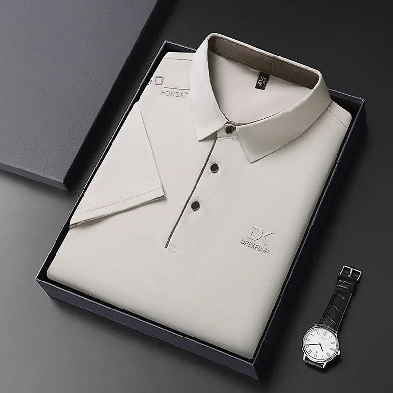 Camisa polo masculina casual de manga curta, cor sólida com emblema, moda respirável, confortável, versátil, top de negócios