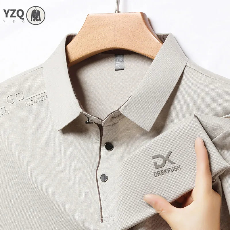 Camisa polo masculina casual de manga curta, cor sólida com emblema, moda respirável, confortável, versátil, top de negócios