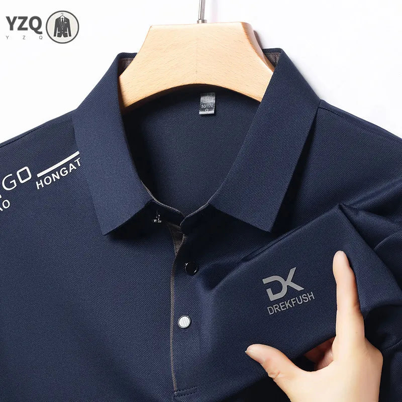 Camisa polo masculina casual de manga curta, cor sólida com emblema, moda respirável, confortável, versátil, top de negócios