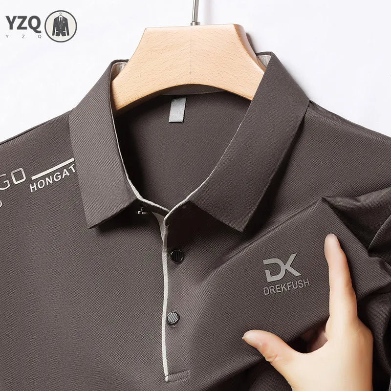Camisa polo masculina casual de manga curta, cor sólida com emblema, moda respirável, confortável, versátil, top de negócios
