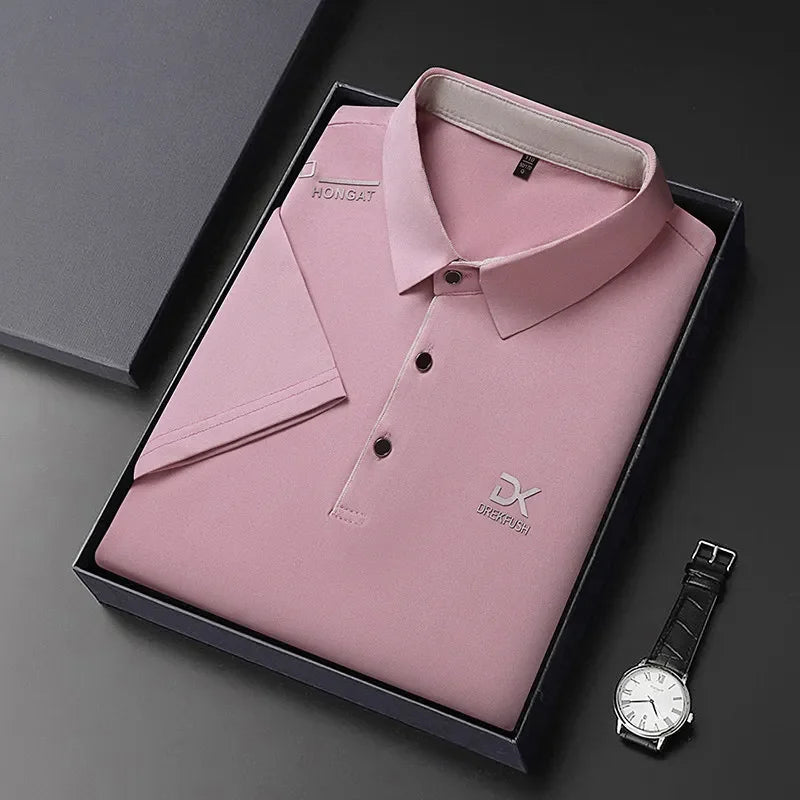Camisa polo masculina casual de manga curta, cor sólida com emblema, moda respirável, confortável, versátil, top de negócios
