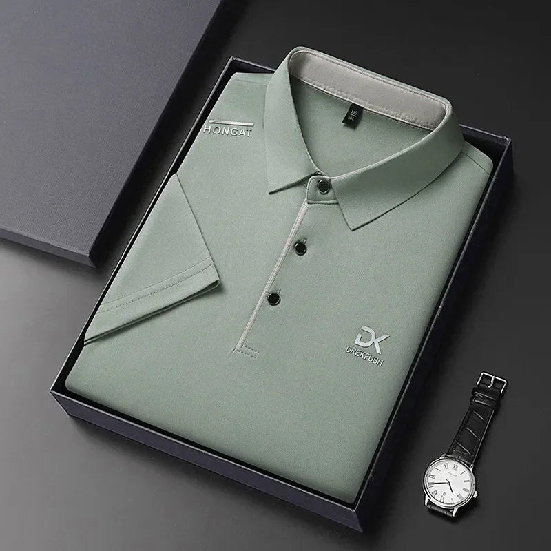 Camisa polo masculina casual de manga curta, cor sólida com emblema, moda respirável, confortável, versátil, top de negócios