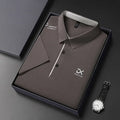 Camisa polo masculina casual de manga curta, cor sólida com emblema, moda respirável, confortável, versátil, top de negócios
