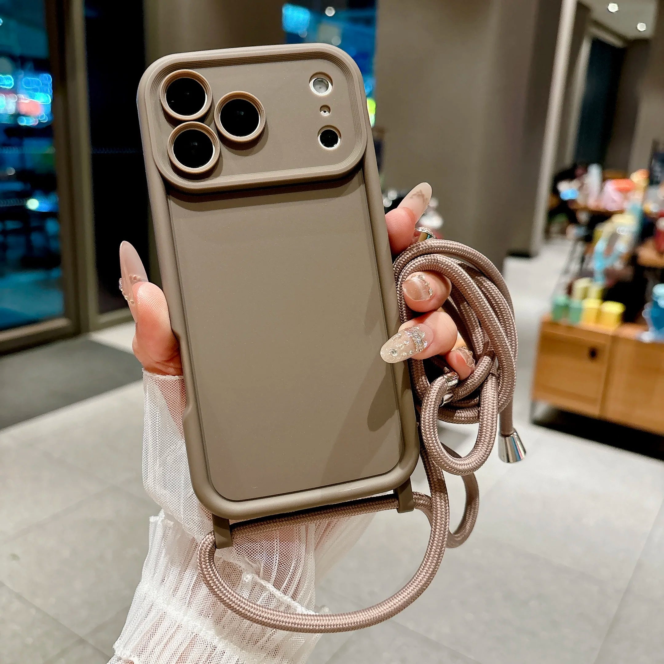 Capa de Celular para iPhone 17 16 15 14 13 12 11 Pro Xs Max 7 8 Plus 16e 17e com Alça Ajustável Transversal e Cordão, Capa Macia