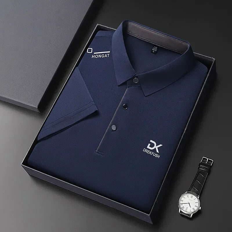 Camisa polo masculina casual de manga curta, cor sólida com emblema, moda respirável, confortável, versátil, top de negócios