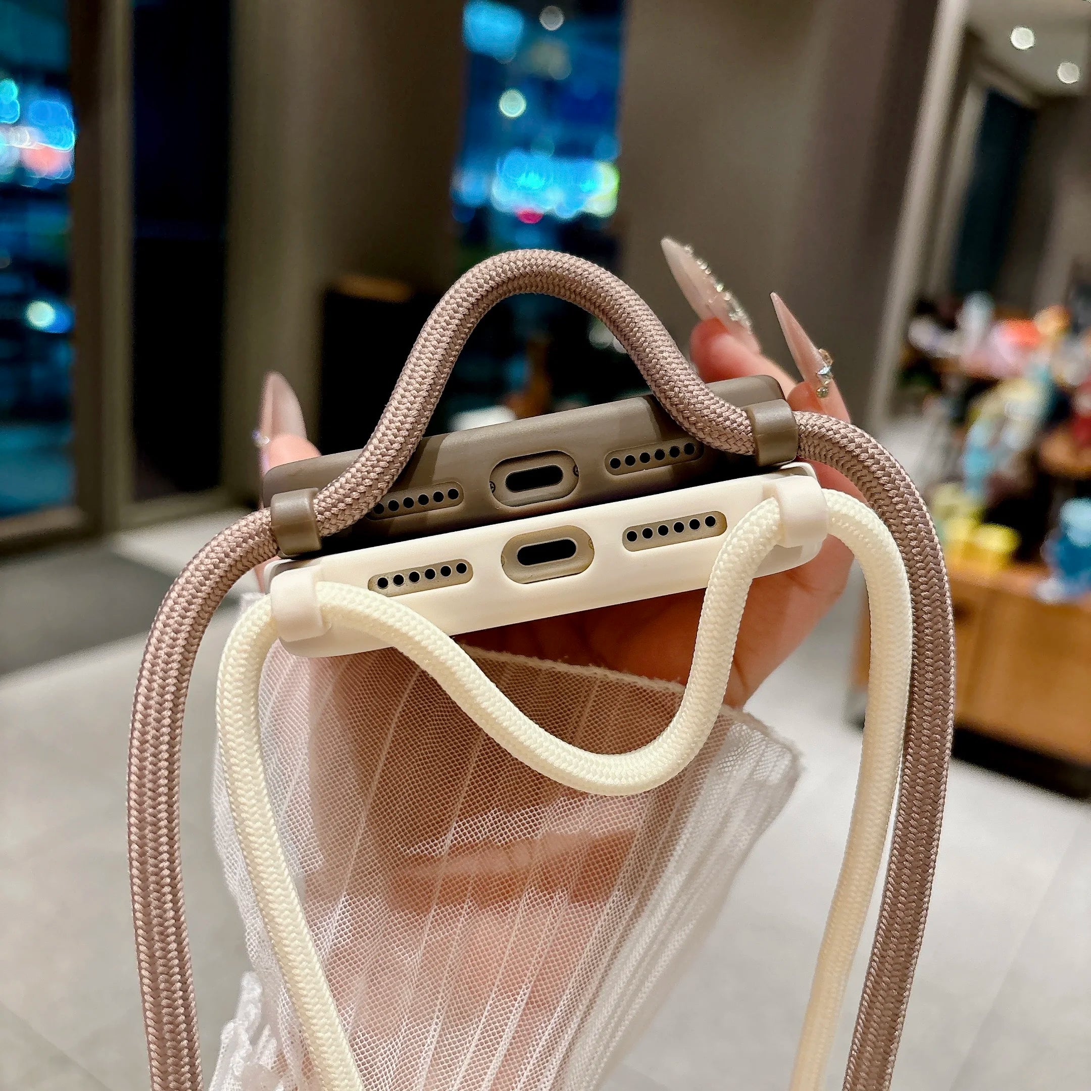 Capa de Celular para iPhone 17 16 15 14 13 12 11 Pro Xs Max 7 8 Plus 16e 17e com Alça Ajustável Transversal e Cordão, Capa Macia