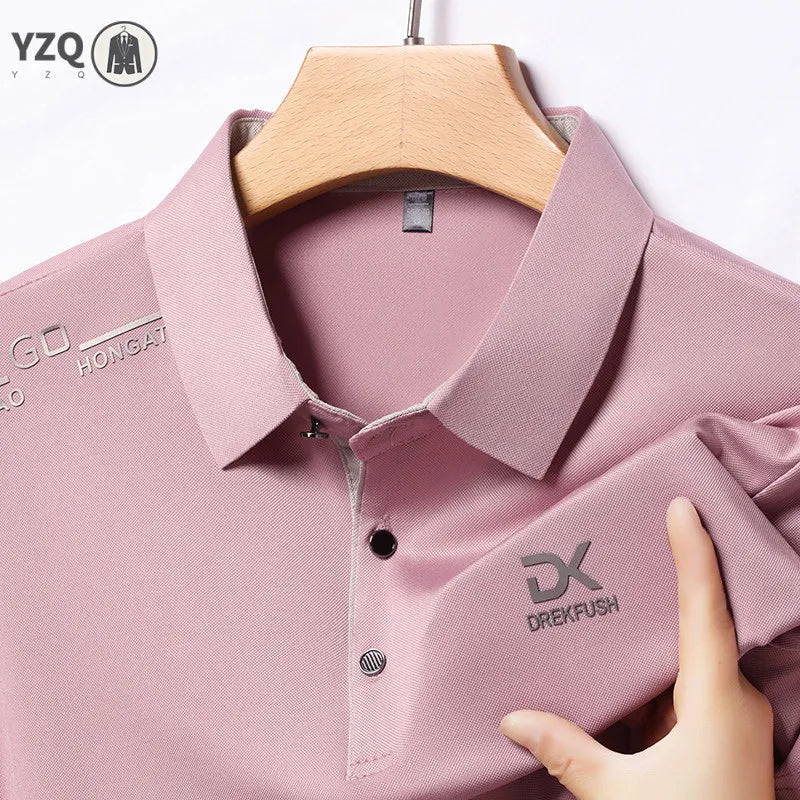 Camisa polo masculina casual de manga curta, cor sólida com emblema, moda respirável, confortável, versátil, top de negócios