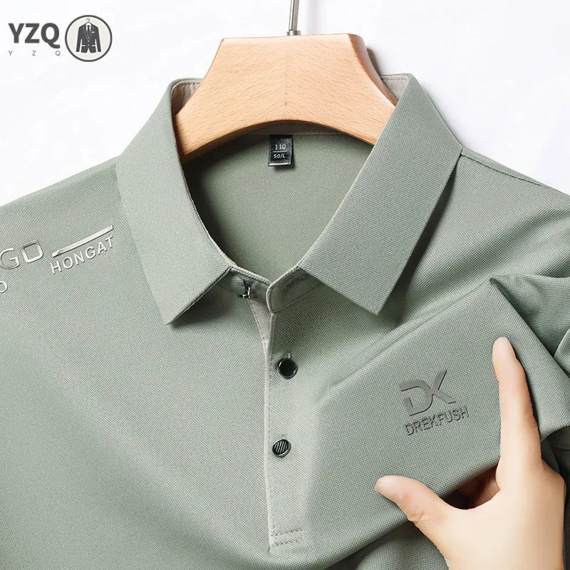Camisa polo masculina casual de manga curta, cor sólida com emblema, moda respirável, confortável, versátil, top de negócios